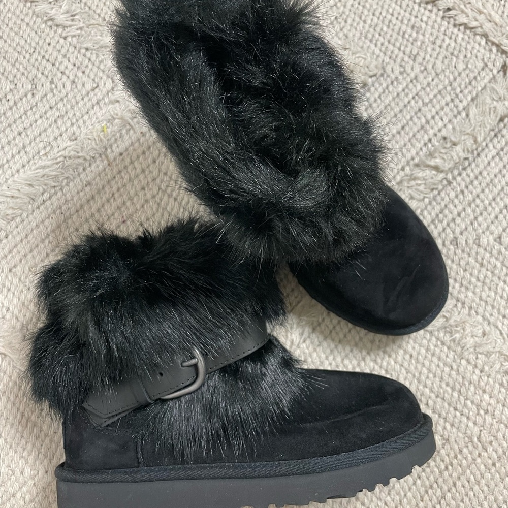 NWOT UGG Classic Buckle Mini boot in black suede with faux fur trim